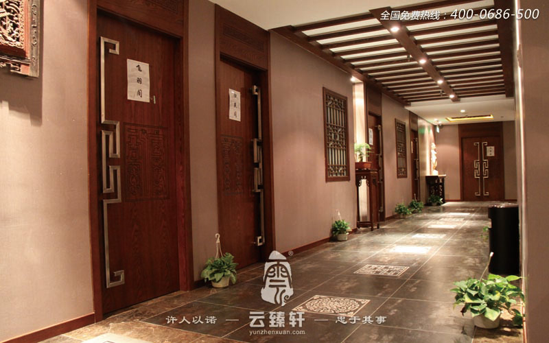 會所里每個(gè)包間的門的裝修也把中式元素包含在里面