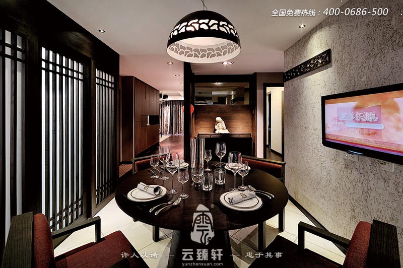 黑色中式隔斷的運用在餐廳里，則是活躍的"精靈”，讓中式的韻味—定程度上得到了提升