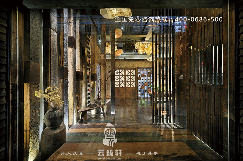 引導(dǎo)人們進入茶樓會所內(nèi)部的地板是從附近老房子除后得來