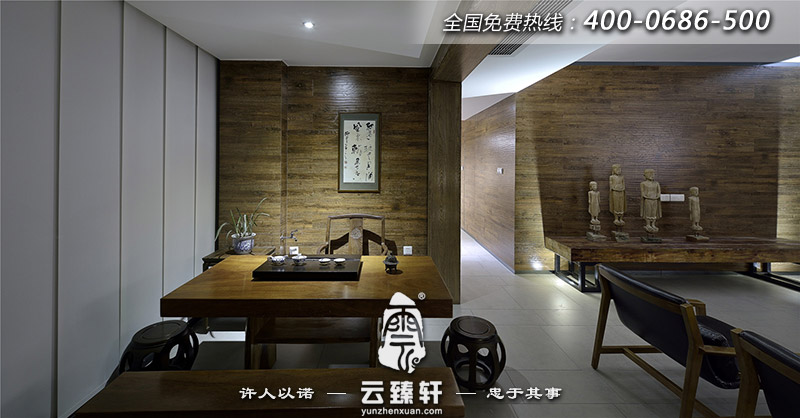 茶室的裝修簡(jiǎn)單樸素,原木色的桌椅茶具