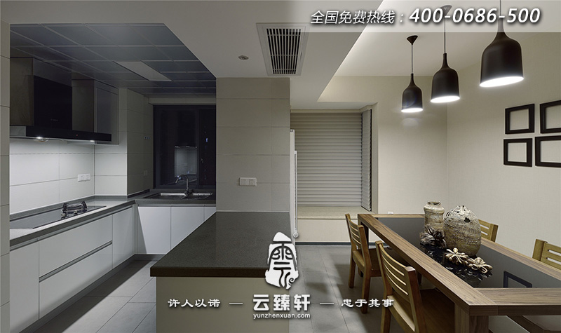 開(kāi)放式的廚房和餐廳區(qū)域以純白為主軸